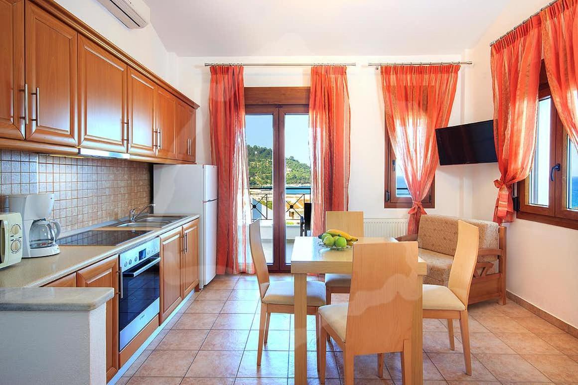 Loretta Maisonettes And Studios خْريسيا أموذيا المظهر الخارجي الصورة